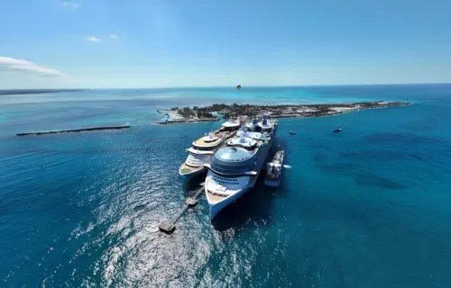 cruiseschepen tijdens LNG verlading met een verladingssysteem gebouwd door Delmeco