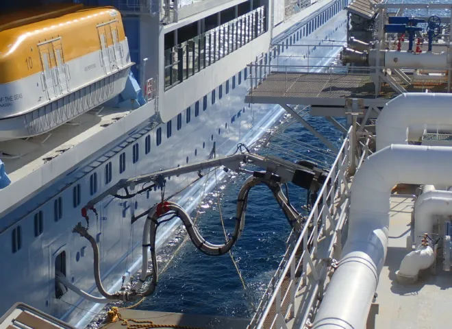 LNG tanken bij cruiseschip Icon of the seas. Verladingsoplossing is gebouwd bij Delmeco Projecten in Goes