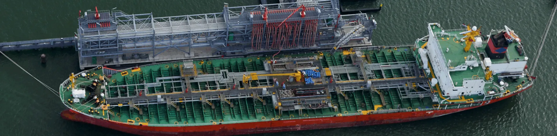 overzichtsfoto jetty LBC Rotterdam met slangentorens en gangway gemaakt door Delmeco Projecten