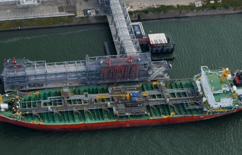 overzichtsfoto jetty LBC Rotterdam met slangentorens en gangway gemaakt door Delmeco Projecten