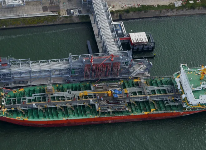 overzichtsfoto jetty LBC Rotterdam met slangentorens en gangway gemaakt door Delmeco Projecten