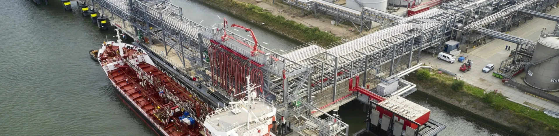 overzichtsfoto LBC Rotterdam jetty met slangentoren van Delmeco in Goes