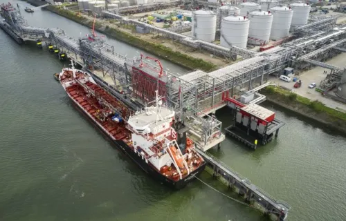 overzichtsfoto LBC Rotterdam jetty met slangentoren van Delmeco in Goes