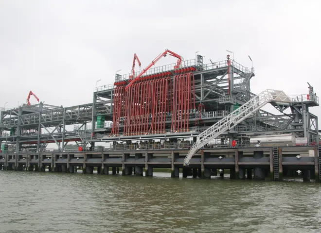 Slangentoren en gangway bij LBC Rotterdam gebouwd door Delmeco in Goes