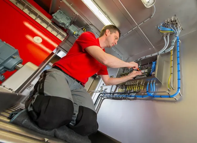 Elektromonteur van Delmeco aan het werk in installatie