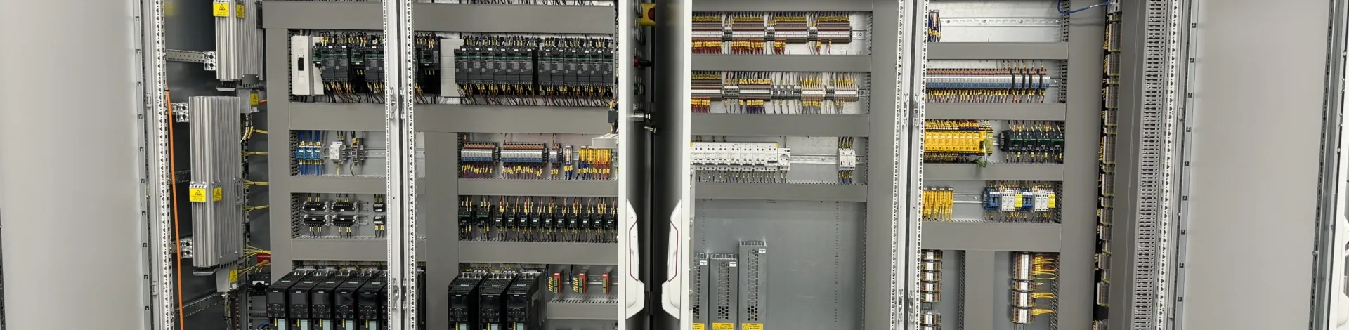 COVRA MOG Besturingskast MRA Kraan gebouwd door Delmeco panelenbouw