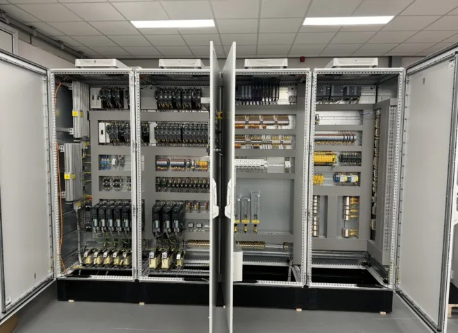 COVRA MOG Besturingskast MRA Kraan gebouwd door Delmeco panelenbouw