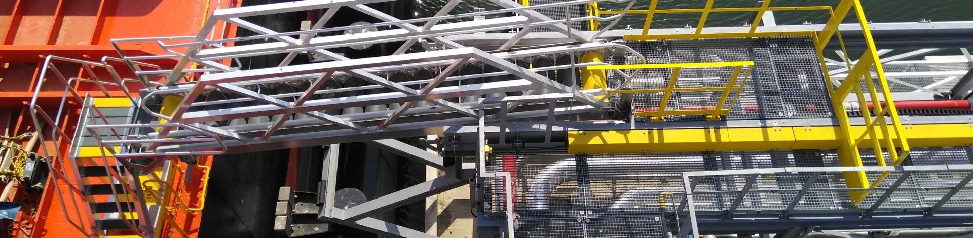 gangway in active positie gebouwd door Delmeco Projecten in Goes