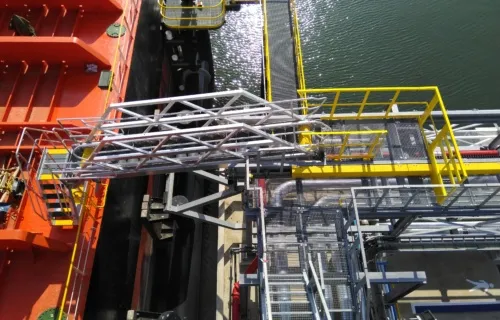 gangway in active positie gebouwd door Delmeco Projecten in Goes