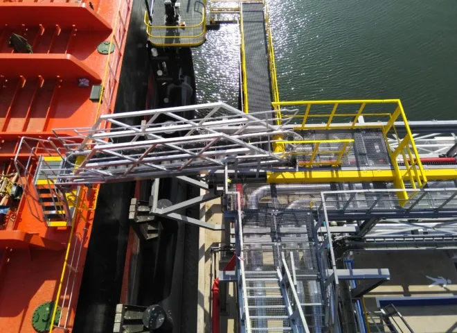 gangway in active positie gebouwd door Delmeco Projecten in Goes