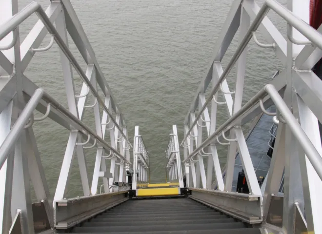 doorkijk gangway LBC Rotterdam gebouwd door Delmeco Projecten in Goes