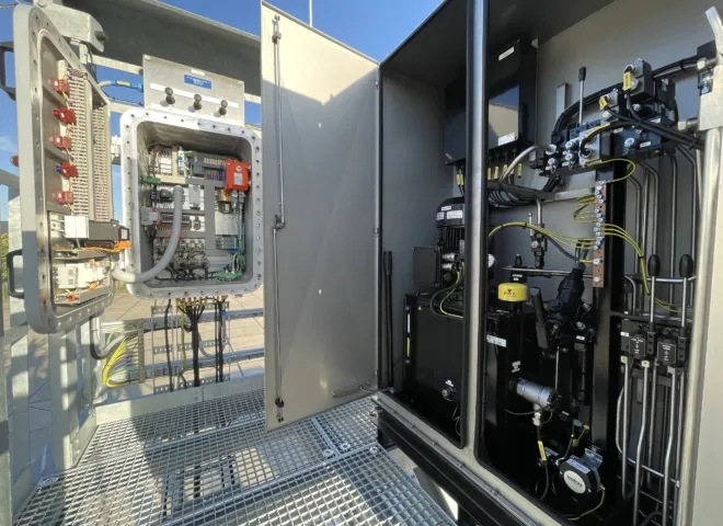 hydrauliekkast en besturingskast Gangway bij LBC Rotterdam, gebouwd door Delmeco Projecten BV