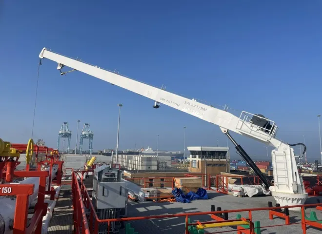 Hose handling crane kraanverlenging project Delmeco