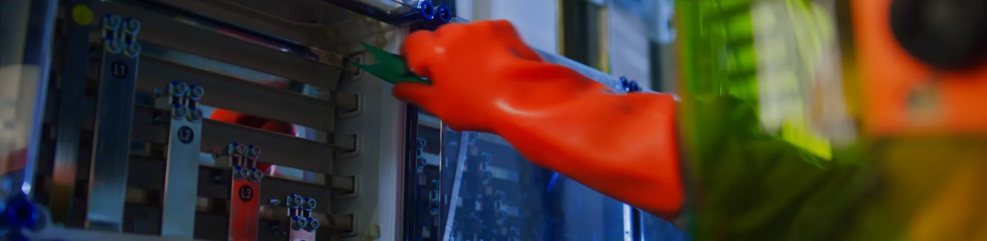 Elektromonteur die een installatie inspecteert en keurt voor Delmeco Projecten