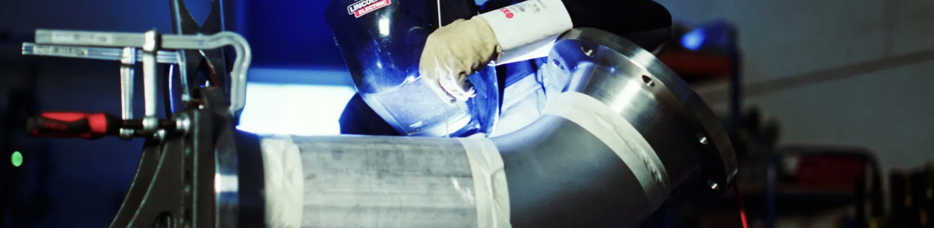 Monteur - lasser aan het werk in de werkplaats van Delmeco Projecten in Goes