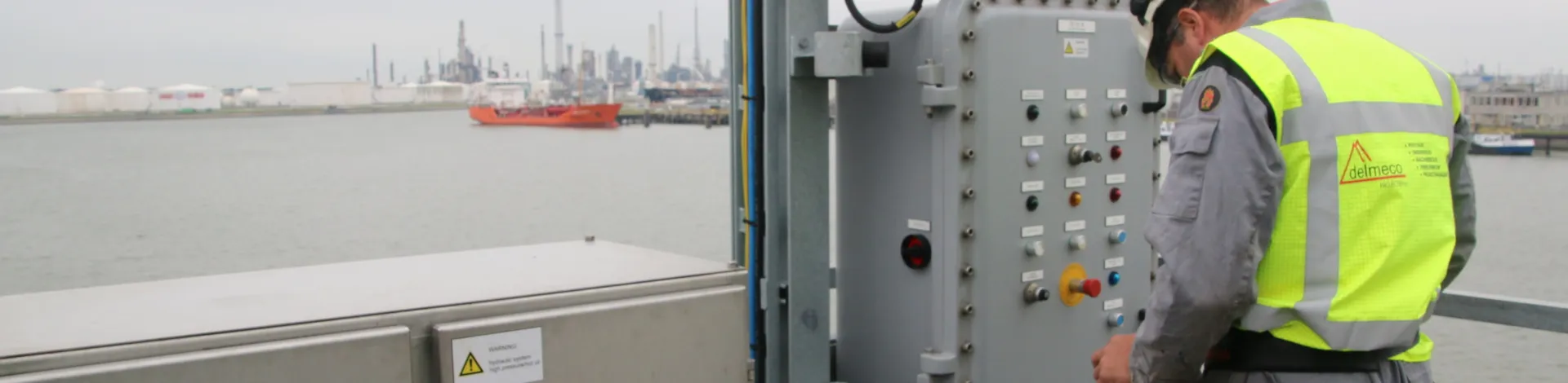 Projectleider van Delmeco Projecten aan het werk bij een klant in de haven van Rotterdam