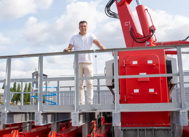 Raymond Potters op slangentoren bij Delmeco Projecten in Goes