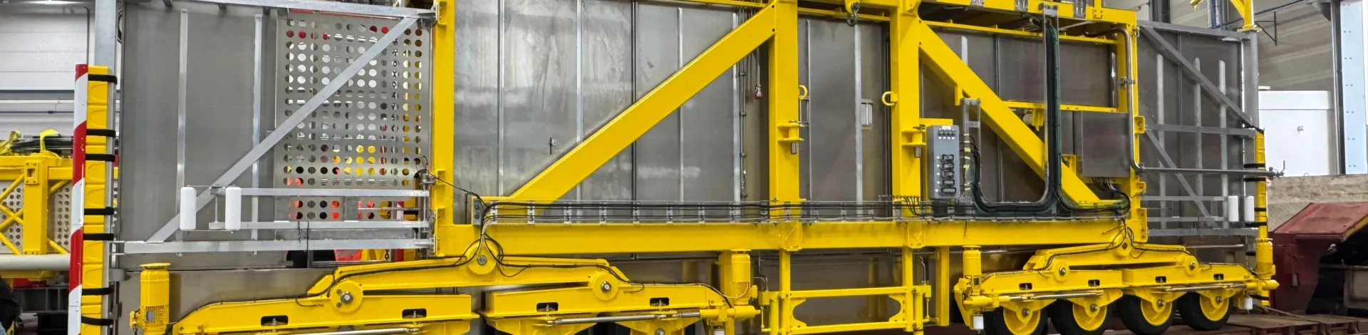 Laagwerker Oostzijde Provincie Zeeland tbv Zeelandbrug in werkplaats bij Delmeco in Goes